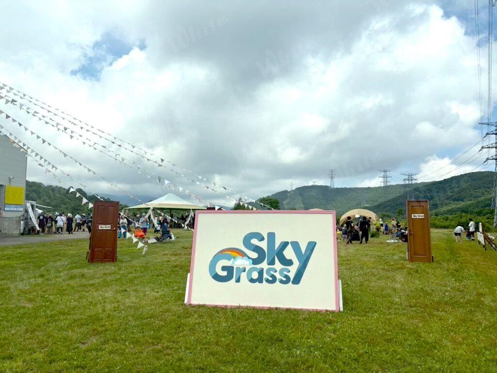 FRF25 Sky Grass 雲多めの看板